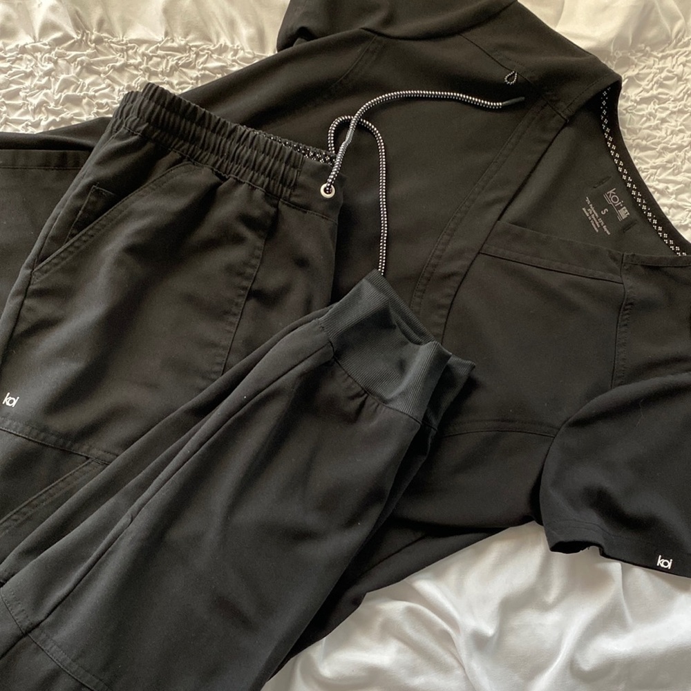 Koi jogger scrub set